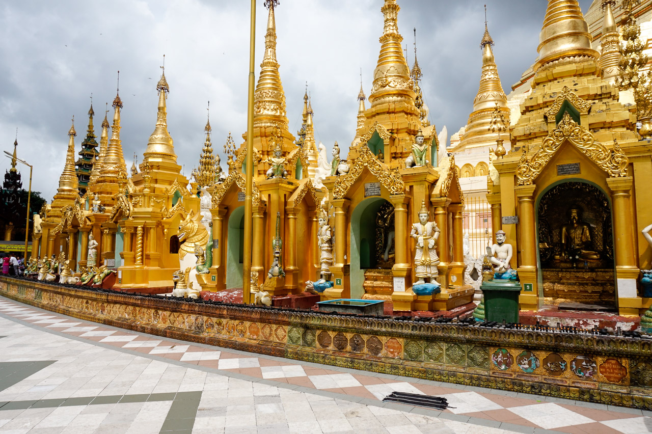 Янгон мьянма. Янгон храм Шведагон. Храмовый комплекс Шведагон в Мьянме. Золотая ступа Шведагон. Пагода Шведагон Мьянма.